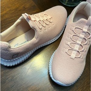 7 1/2 sketchers never worn